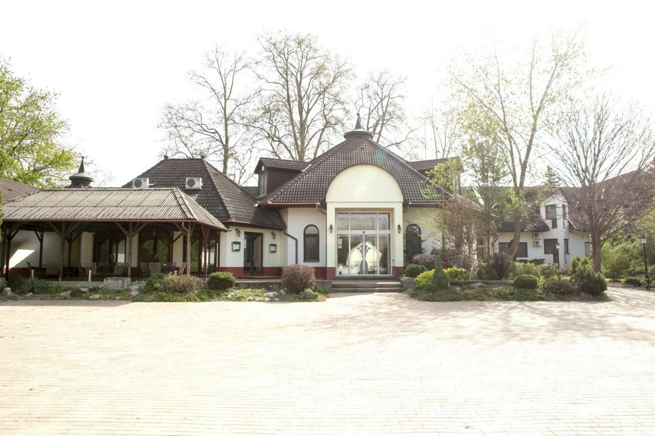 Hotel Fortuna Dávod المظهر الخارجي الصورة